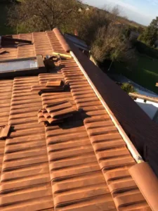 Rénovation d’un versant de toiture en tuiles avec liteaux apparents