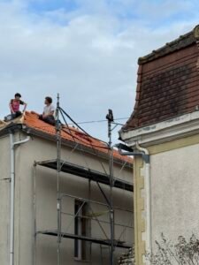 Intervention d’artisans couvreurs sur échafaudage