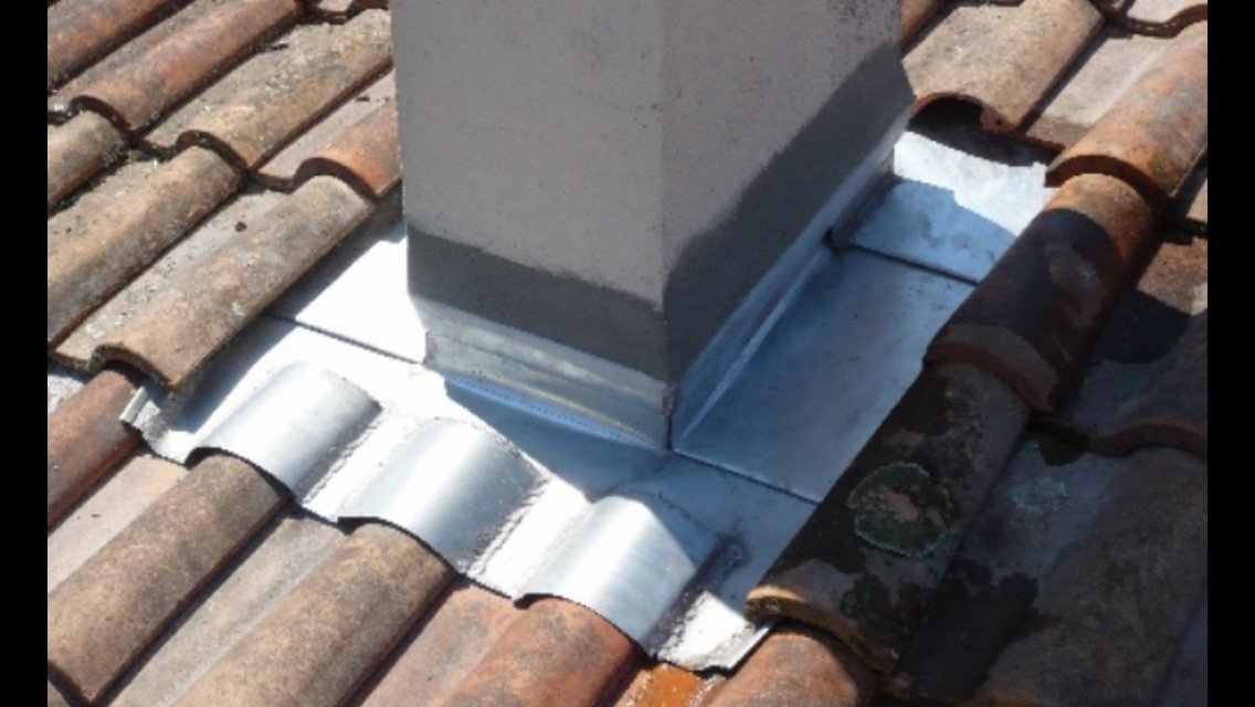 Solin de cheminée en zinc sur toiture