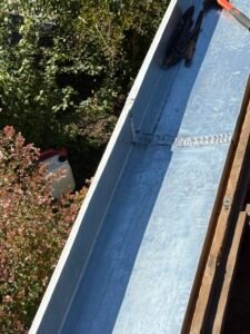 Façonnage d’une gouttière zinc sur mesure