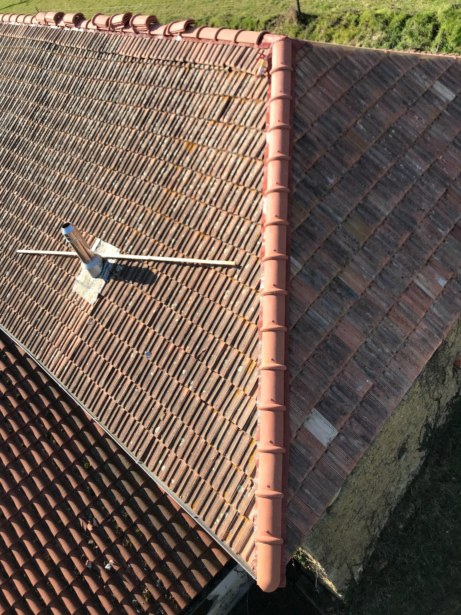 Réfection de faîtage sur une toiture en tuiles