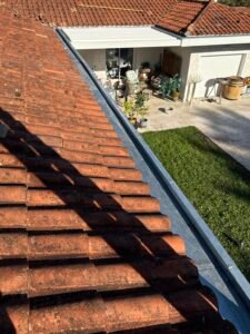 Gouttière zinc installée sur une couverture en tuiles