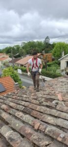 Artisan couvreur en intervention sur une toiture