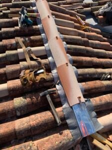 Pose d’un faîtage ventilé et finitions métalliques sur toiture en tuiles