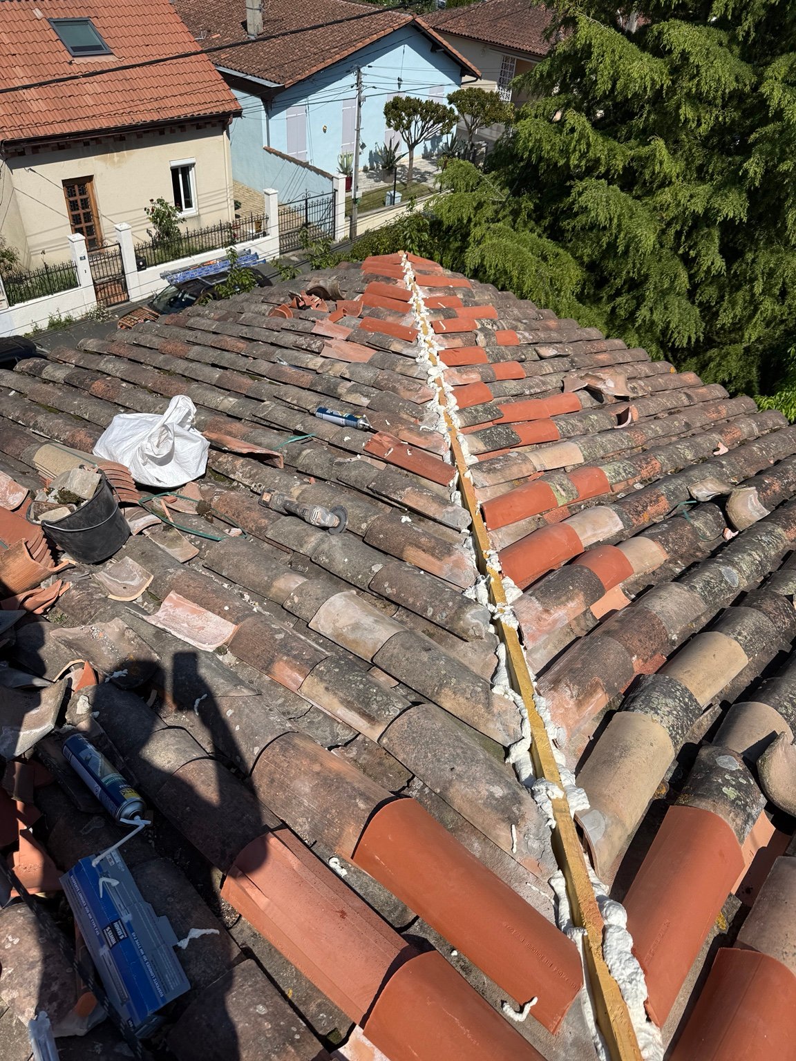 Réfection du faîtage d’une toiture en tuiles par MRB Couverture dans les Hautes-Pyrénées