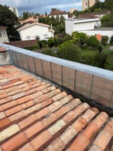Habillage zinc terminé sur une toiture en tuiles