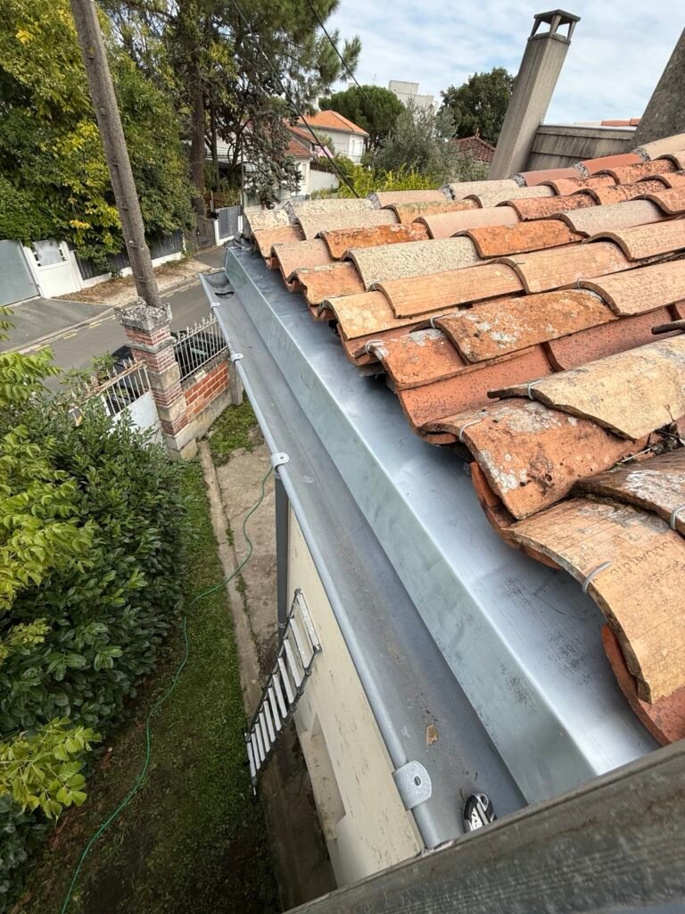 Gouttière zinc façonnée et posée sur une toiture — réalisation MRB Couverture