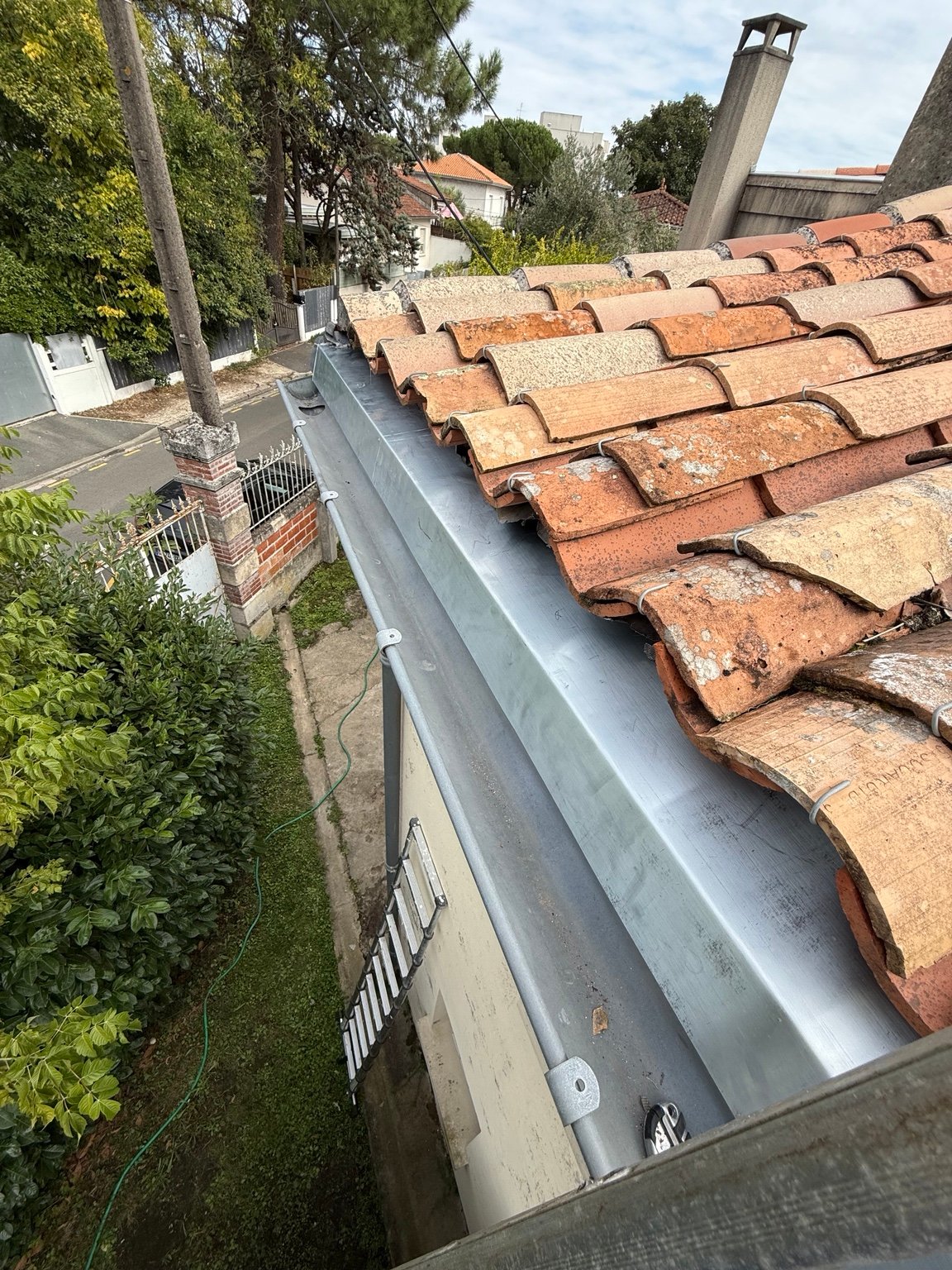 Gouttière zinc façonnée et posée sur une toiture par MRB Couverture