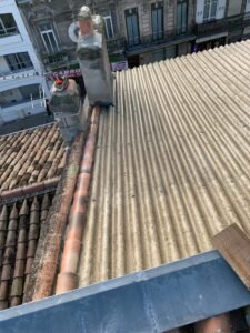 Intervention technique sur une toiture en centre-ville