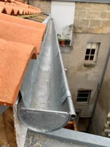Gouttière demi-ronde en zinc installée en rive