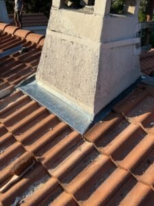 Solin zinc réalisé autour d’une cheminée