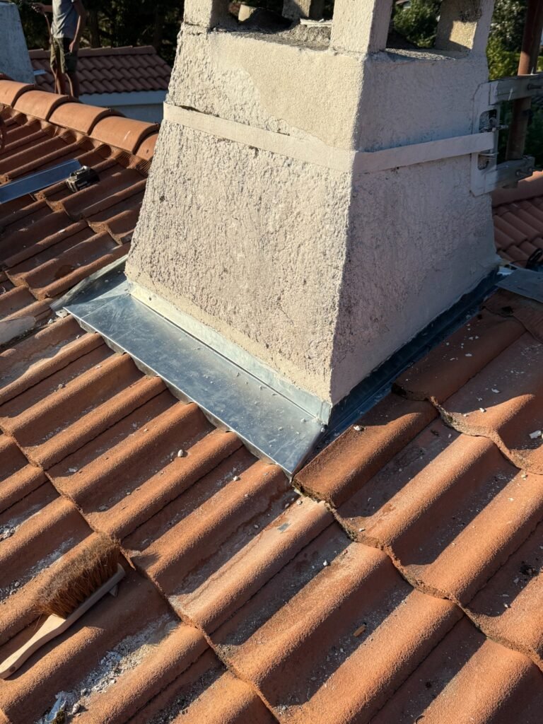 Abergement de cheminée rénové sur une toiture par MRB Couverture
