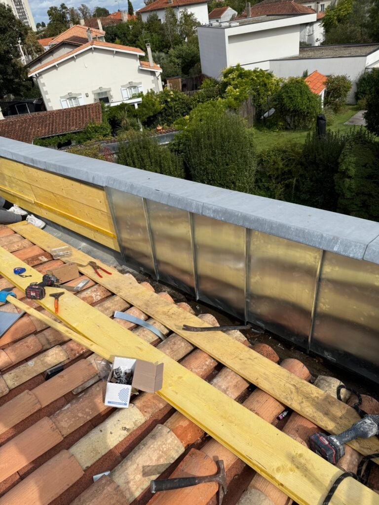 Pose de gouttière et habillage zinc sur une toiture réalisée par MRB Couverture