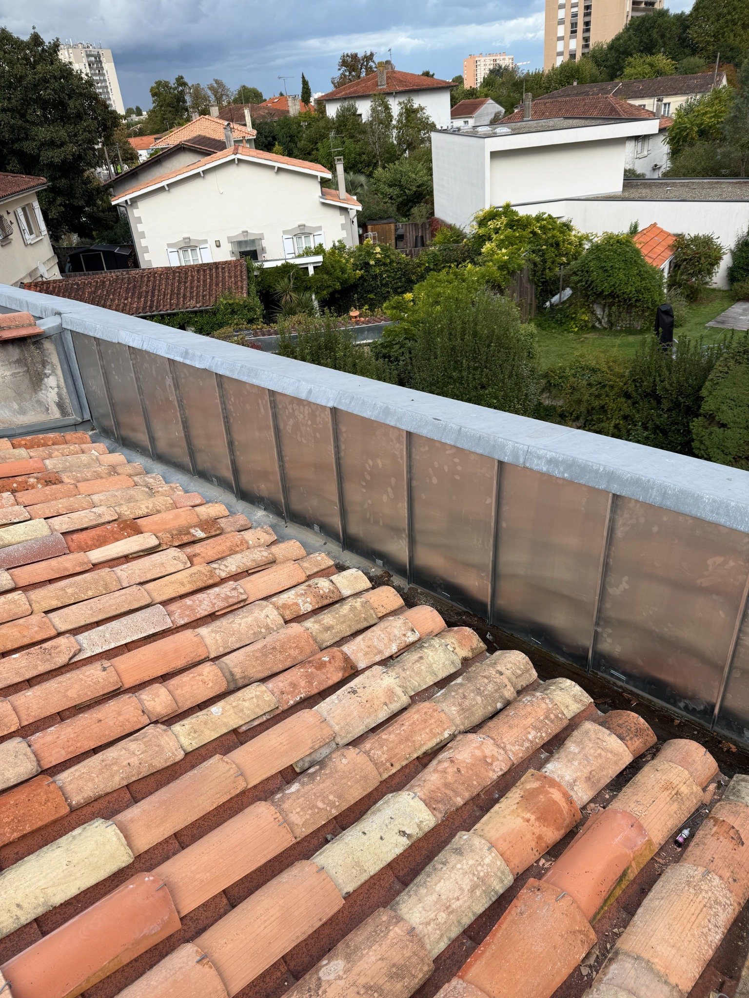 Habillage et protection en zinc d’un relevé de toiture dans les Hautes-Pyrénées