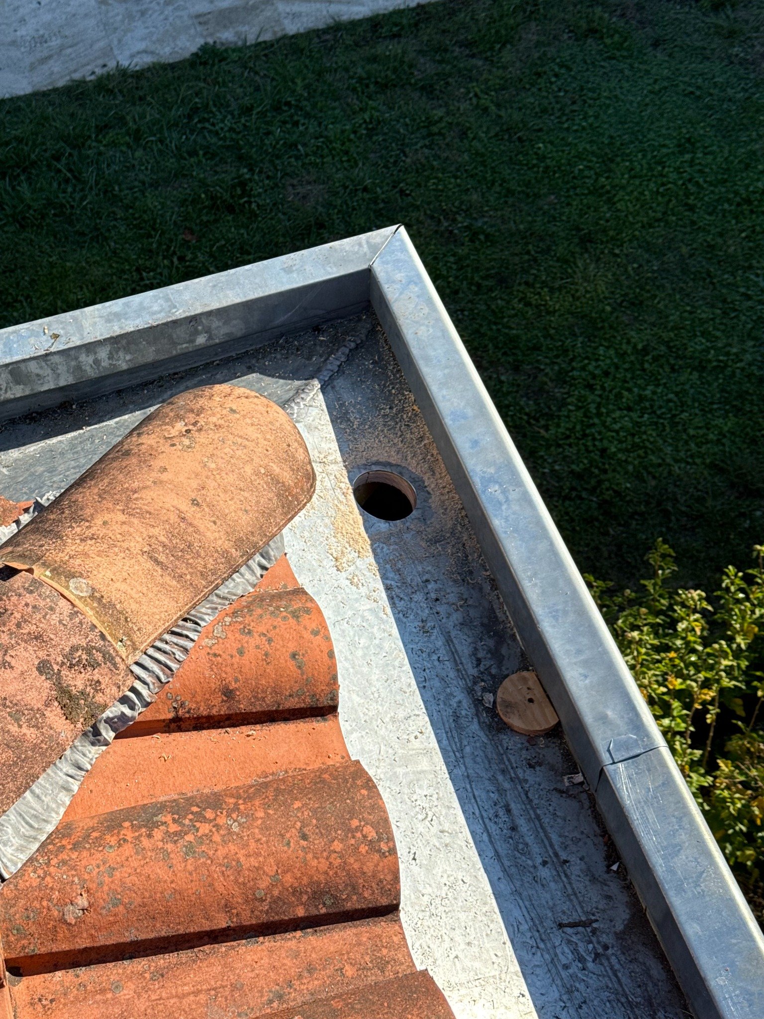 Bavette et finition en zinc réalisées sur une toiture par MRB Couverture