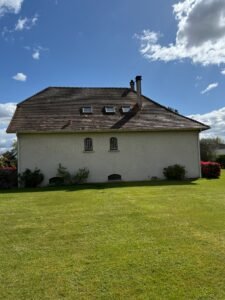 Maison couverte d’une toiture traditionnelle en ardoise