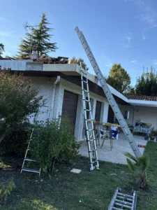 Échelle et matériel installés pour une intervention de toiture