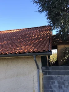 Toiture en tuiles rénovée avec rives et gouttière