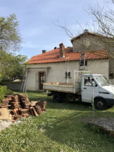 Chantier de rénovation avec camion et matériaux de couverture