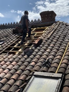 Artisan couvreur travaillant autour d’une cheminée