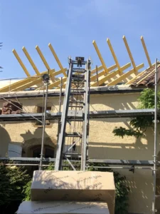Charpente neuve en cours de pose sur un chantier