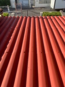 Couverture métallique rouge après rénovation