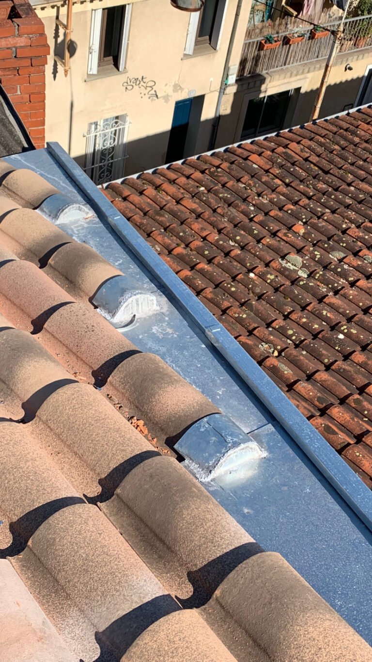 Raccords et noue en zinc terminés sur une toiture en tuiles — réalisation MRB Couverture